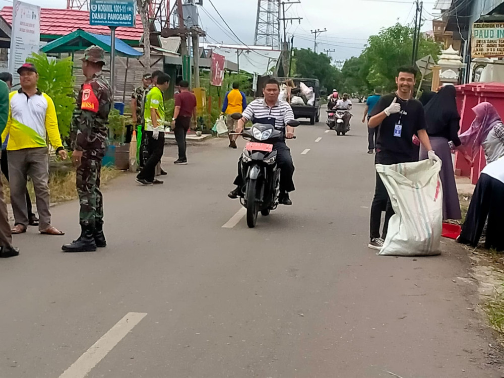 Jum'at Bersih Desa Danau Panggang 