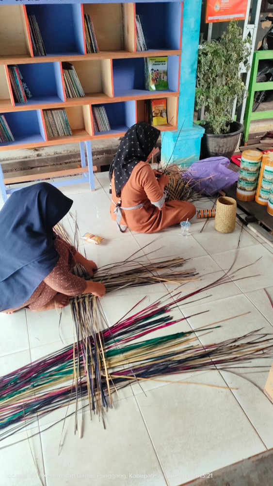 Kegiatan Kerajinan Anyaman Purun IBU PKK Desa Danau Panggang
