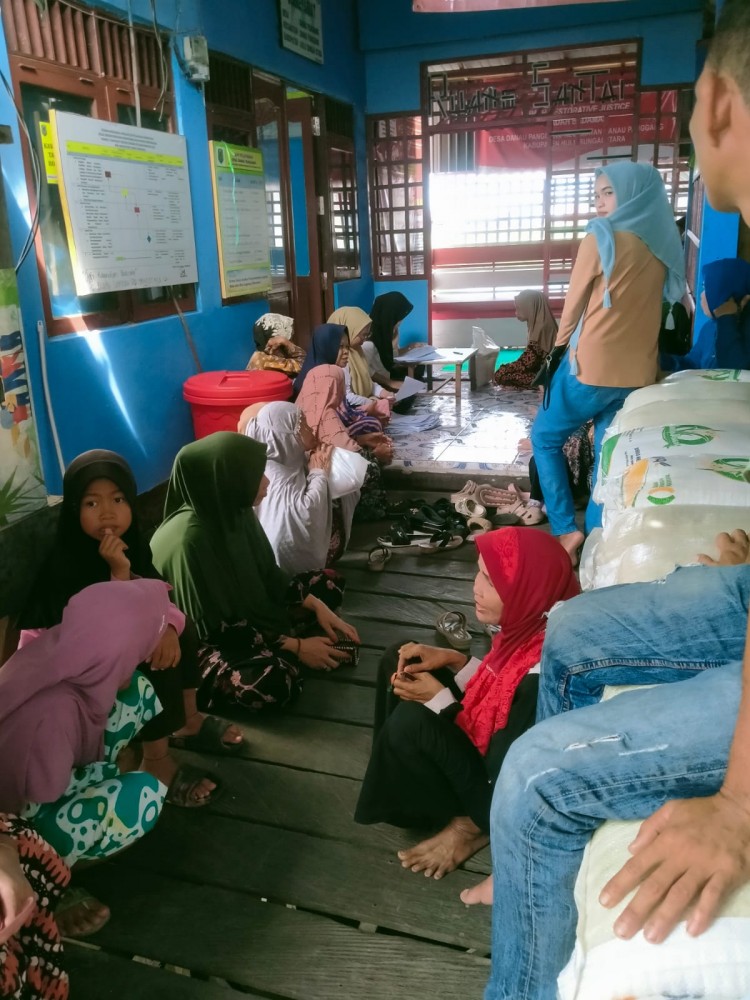 Pembagian BERAS BULOG Kepada Masyarakat Desa Danau Panggang.