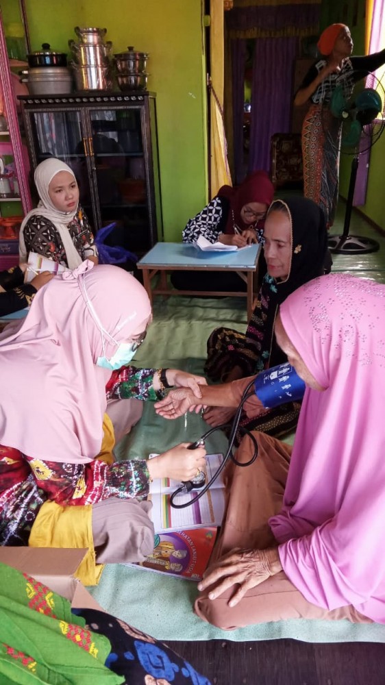 POSYANDU LANSIA DESA DANAU PANGGANG: KOMITMEN MERAWAT KESEHATAN WARGA LANJUT USIA SECARA BERKELANJUTAN