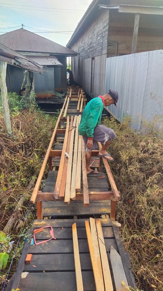 REHABILITASI JALAN MENUJU MAJELIS DI RT 7 DESA DANAU PANGGANG 