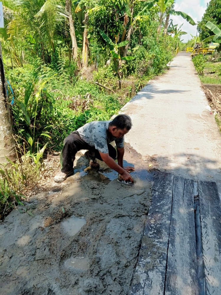 Pemerintah Desa Danau Panggang Lakukan Tambal Sulam Jalan Demi Tingkatkan Aksesibilitas Warga