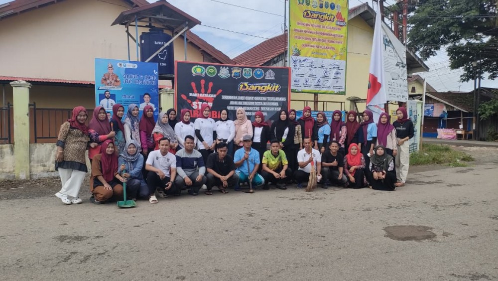 Pemerintah Desa Danau Panggang Gelar Gotong Royong Bersihkan Area Depan Kantor Kecamatan Sambut HUT RI ke-80