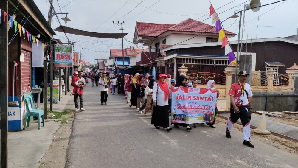 Warga Desa Danau Panggang Meriahkan Jalan Santai Peringatan HUT RI ke-80