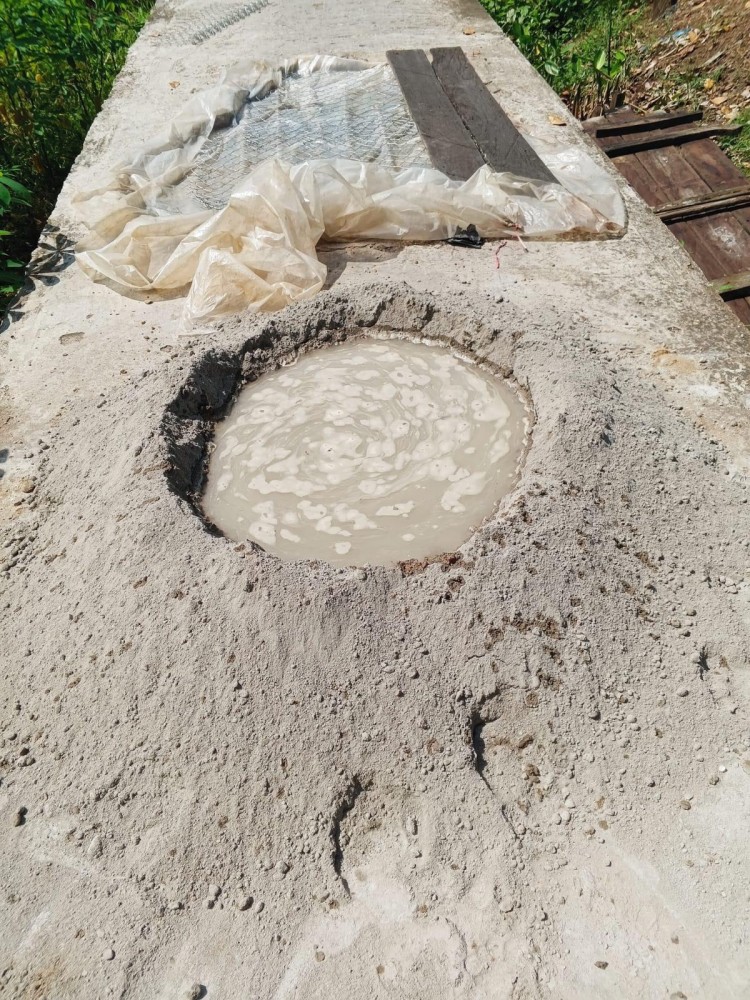 PEMERINTAH DESA DANAU PANGGANG LAKSANAKAN KEGIATAN TAMBAL SULAM JALAN UNTUK TINGKATKAN KENYAMANAN WARGA
