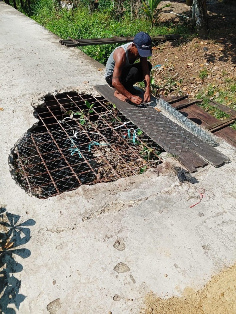 PEMERINTAH DESA DANAU PANGGANG LAKSANAKAN KEGIATAN TAMBAL SULAM JALAN UNTUK TINGKATKAN KENYAMANAN WARGA