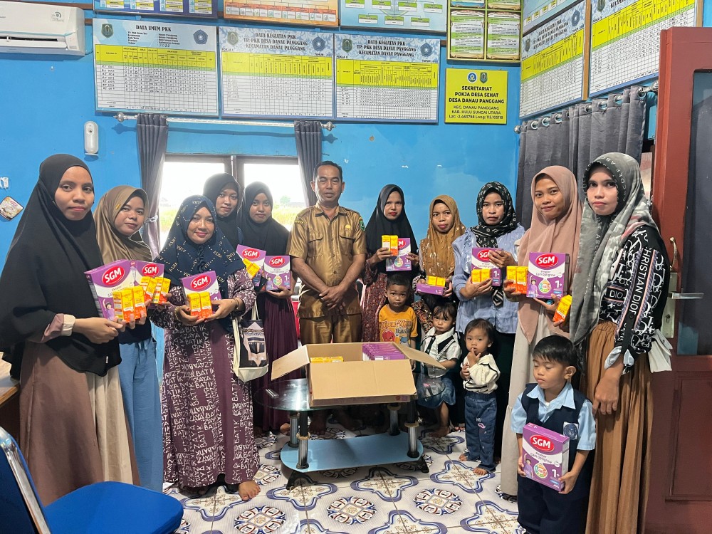 KEGIATAN PEMBAGIAN SUSU & VITAMIN STUNTING OLEH PEMERINTAH DESA DANAU PANGGANG