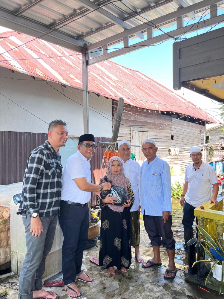Bupati HSU Tinjau Lokasi Banjir dan Salurkan Bantuan Sembako di Desa Danau Panggang